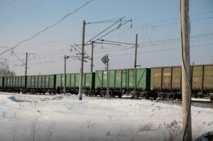 Омич в наушниках попал под грузовой поезд