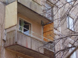 18-летняя жительница Омска выпала с балкона 5-го этажа