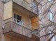 18-летняя жительница Омска выпала с балкона 5-го этажа