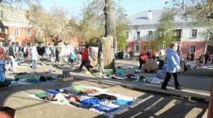 Барахолку у Хитрого рынка пытаются сдвинуть к заводу им. Баранова