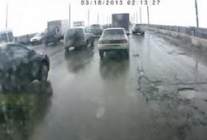 На Ленинградском мосту ограничена скорость до 20 км/ч