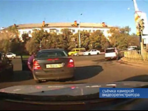 На омскую автолюбительницу, избившую другую автоледи, завели дело