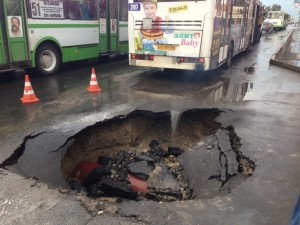 В центре Омска пассажирский автобус провалился под асфальт