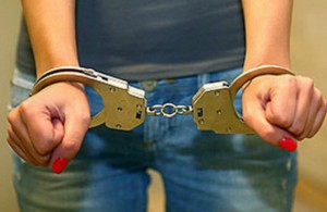 Пьяная автоледи по дороге в суд разнесла стекло в патрульной машине