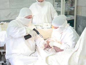 Микрохирурги КМХЦ установили уникальный искусственный сустав кисти