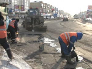 Губернатор Виктор Назаров поручил предельно сжать сроки подготовки к ремонту дорог в Омске
