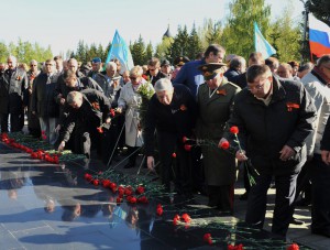 День Победы в Омской области начался с церемоний возложения цветов к монументам и обелискам воинской славы