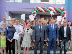Выпускники детских домов получили ключи от новых квартир