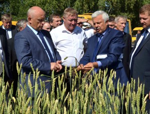 Губернатор Виктор Назаров поздравил аграриев Омской области с первым миллионом тонн зерна нового урожая