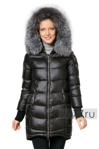 женская куртка черного цвета с меховым воротником