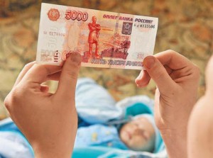 Семьи получат выплату 5 тысяч рублей на детей до трех лет